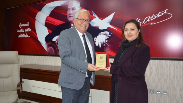 POSBIYIK’TAN RESSAM MEMNUNE AKYÜZ’E PLAKET...
