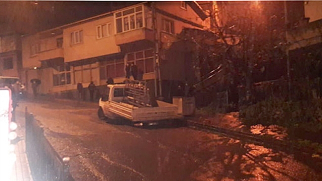 Yol çöktü, araç içine düştü...