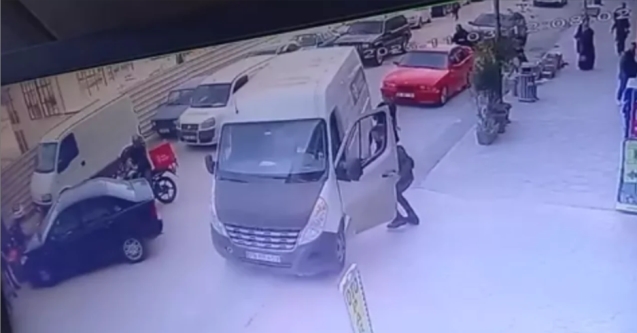 Minibüs geriye kaçtı, görevli facianın önüne geçti...