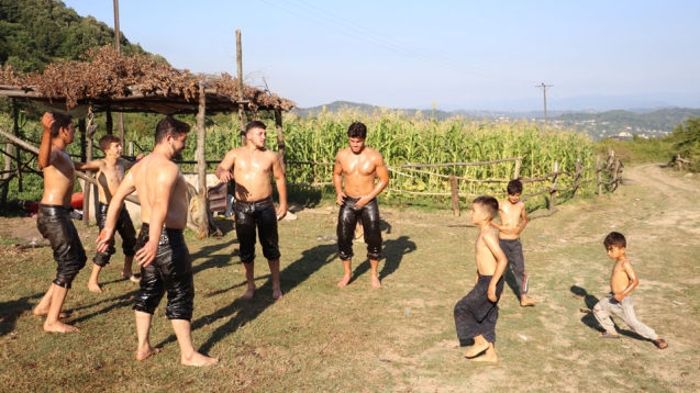 ATA SPORUNU TORUNLARIYLA YAŞATMAYA ÇALIŞIYOR...