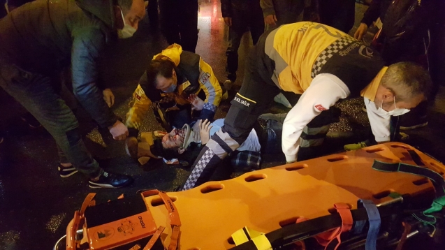 Kazada 1 kişi araçtan fırladı...