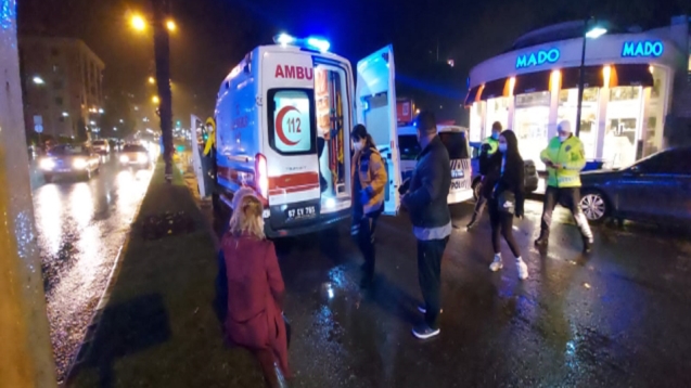 Yolun karşısına geçmek isteyen kadınlara otomobil çarptı...