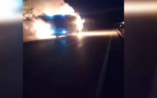 Seyir halindeki yolu otobüsü alev aldı...