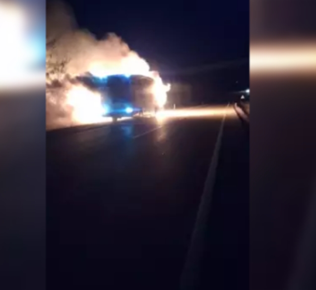 Seyir halindeki yolu otobüsü alev aldı...