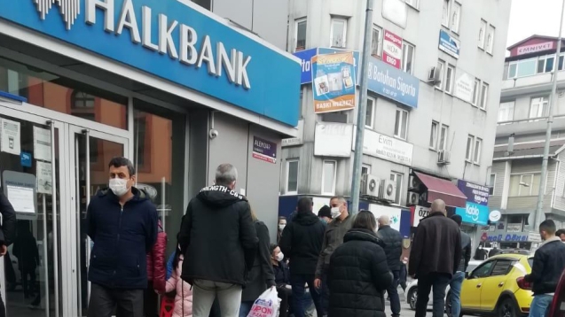 Halkbank önünde hareketlilik...