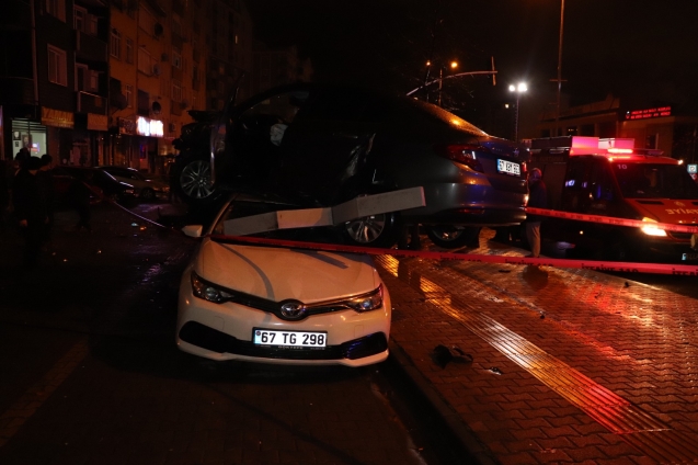 4. Aracın tavanına çıkarak durabildi...