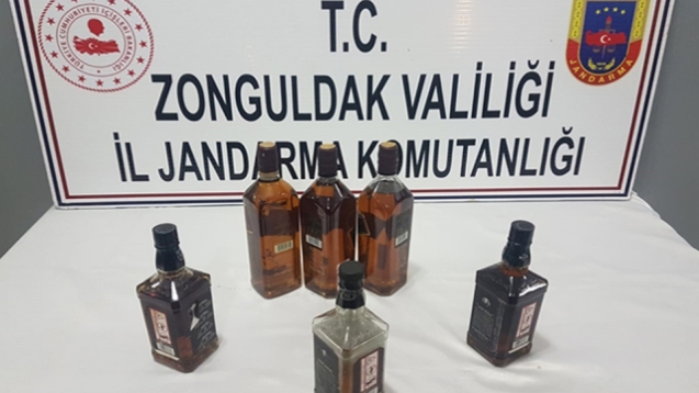 6 litre kaçak alkol ile yakalandılar...
