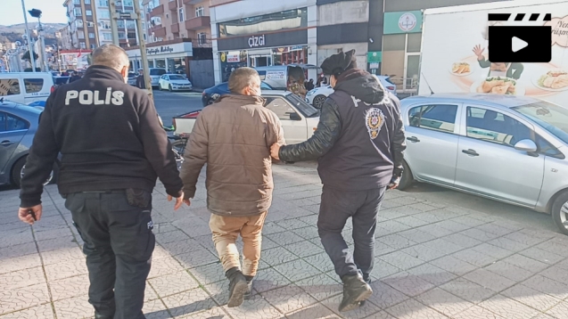 Banka önünde alkol aldı...Polis ekiplerini uğraştırdı...