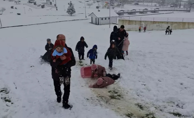 Çocuklar karın tadını kayarak çıkardı...