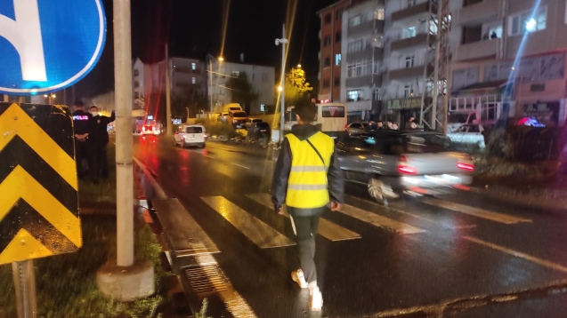 Yayaya otomobil çarptı.