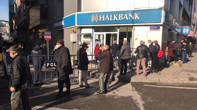 Halkbank önünde hareketlilik: Polis müdahale ediyor