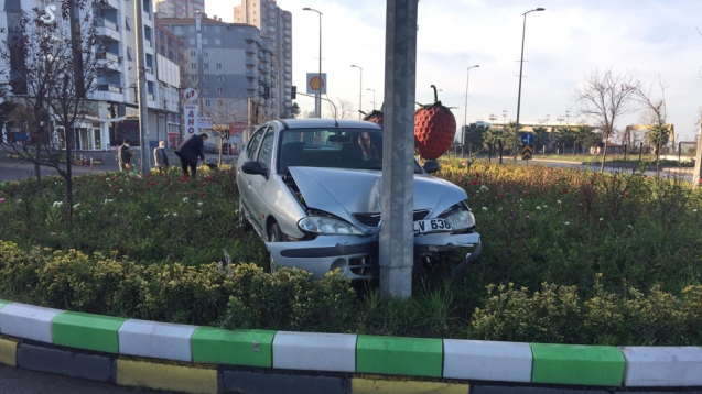 Kavşak da direksiyon hakimiyetini kaybetti...