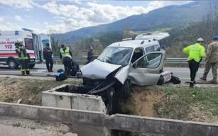 Beton menfeze çarpan araçta 1 ölü 2 yaralı...