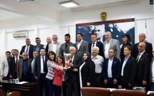Şampiyonluk kupası Belediye Meclisi'nde...