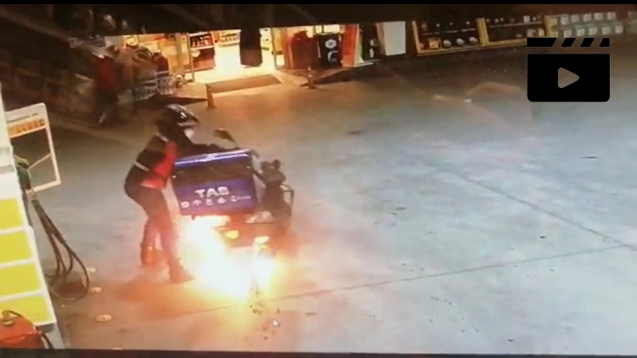 Motor alevler içinde yandı...