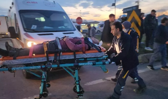 Ana yoldan gelen otomobile çarptı... 2 kişi yaralandı...