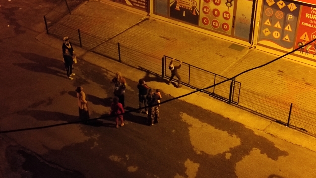 Kısıtlamayı umursamadılar müzik çalıp oynadılar...