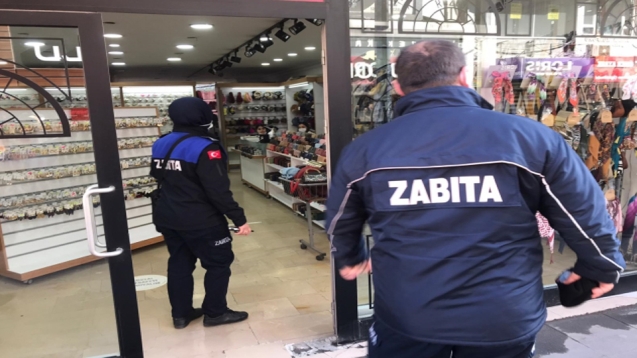 Zabıta esnafları denetliyor.