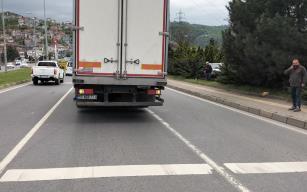 Kamyon otomobili kaldırıma sürükledi...