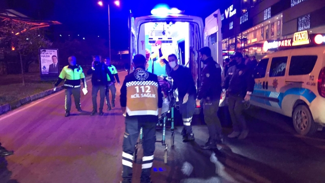AVM önünde kaza: Genç kız yaralandı