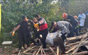 Ahşap ev yıkıldı; altında kalan sahibi...