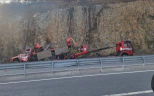 Kamyon şarampole yuvarlandı… Yaralı var...