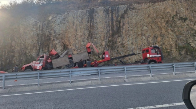 Kamyon şarampole yuvarlandı… Yaralı var...