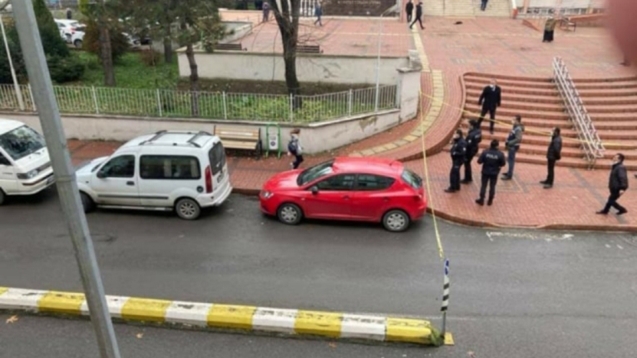 Adliye önünde bombalı çanta paniği...