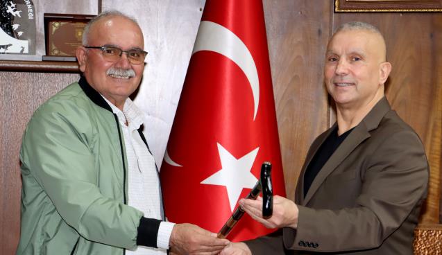 Kendi yaptığı bastonu Demir'e hediye etti...