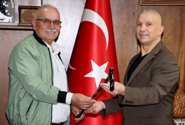 Kendi yaptığı bastonu Demir'e hediye etti...