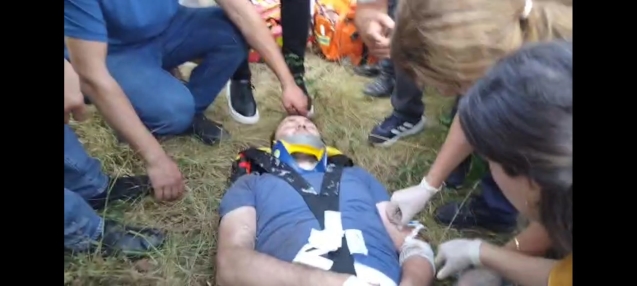 Yaralı sürücü patpat ile taşındı...