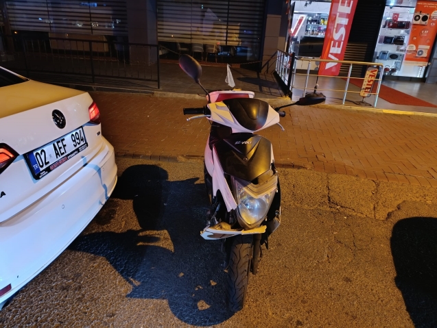 Otomobil ile motosiklet çarpıştı...