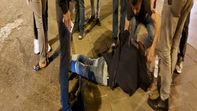 Dövüldü, baygınlık geçirdi...