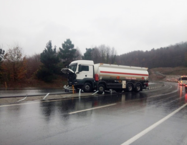 Tanker, karşı şeride geçerek durabildi...