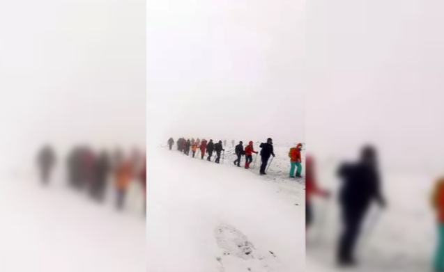 45 Dağcı. karla kaplı Köroğlu Dağının zirvesine tırmandı...