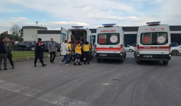 Kavşakta 2 otomobil çarpıştı... 2 yaralı